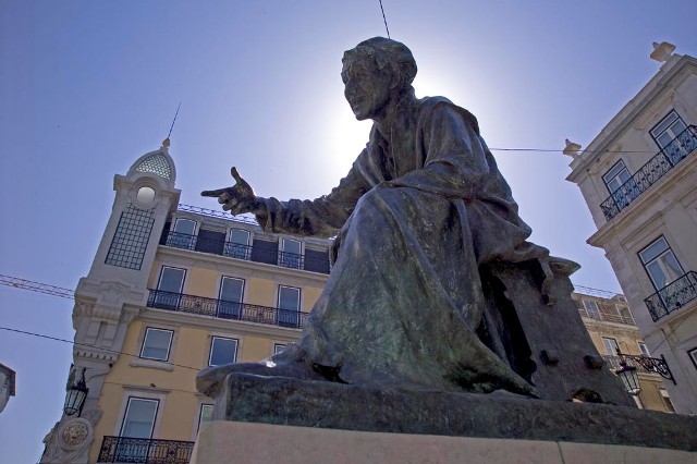 Статуя поэта Антонио Рибейро на площади Шиаду