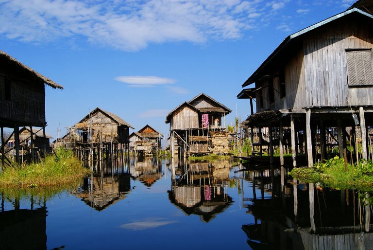 Традиционные дома на озере Инле, достопримечательности Мьянмы