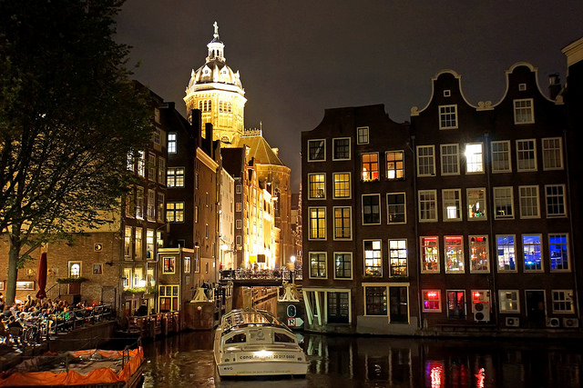 Район красных фонарей одна из главных достопримечательностей Амстердама