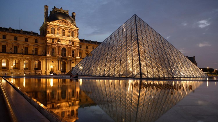 Одна из главных достопримечательностей Франции - Лувр